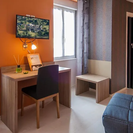 Logis Hotel Restaurant Cazes Arazat Laissac Exterior photo